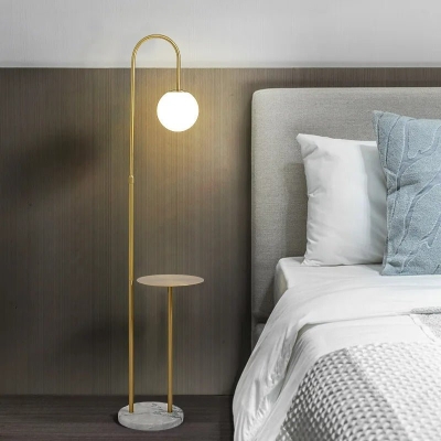 Lampada da terra Okul con tavolino intelligente