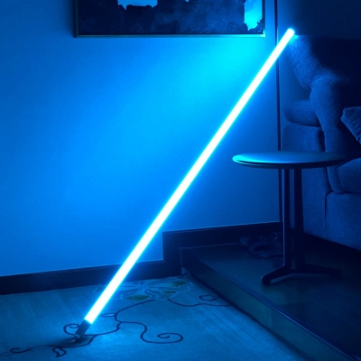 Lampada da terra con tubo al neon