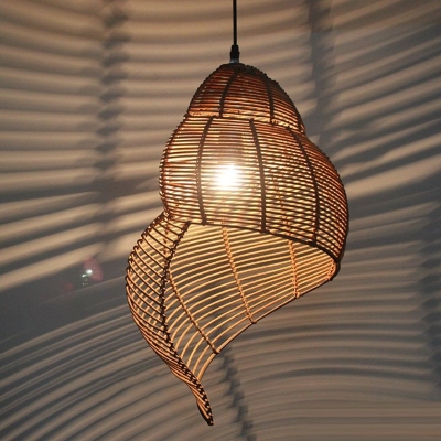 Lampada a sospensione avvolgente in rattan